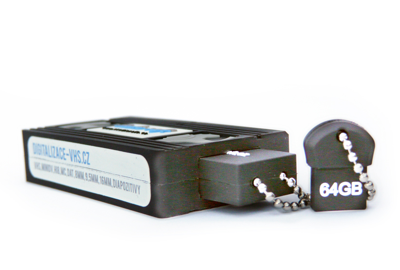 Uložení digitalizovaných videí na 64 GB USB flashdisk ve tvaru VHS kazety